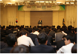 2일 이성우 삼진제약 대표가 경기도 화성 푸르미르호텔에서 진행한 시무식을 통해 기념사를 하고 있다.(삼진제약 제공)